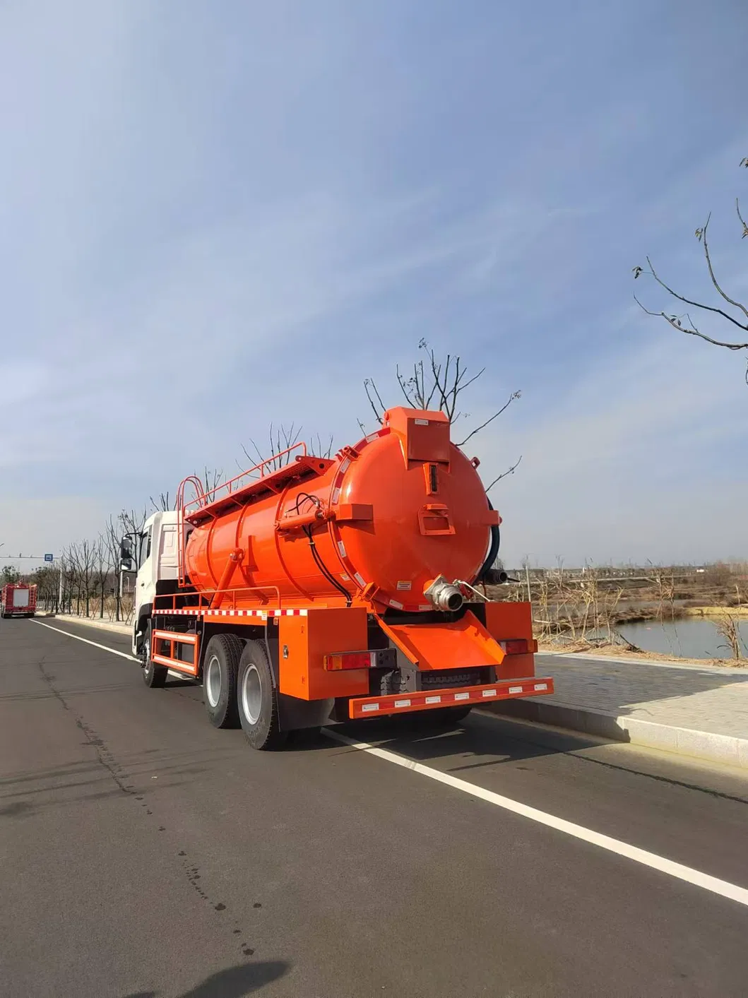 Durable Commercial Sewage Suction Truck 6X4 with Powerful Performance