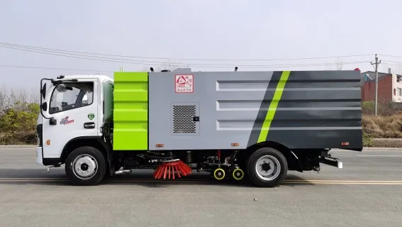 Road Sweeper Cleaning Truck with Water Tank 4X2 for City Street
