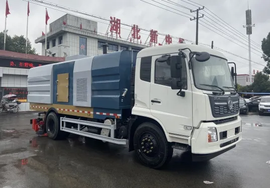 Dongfeng Tianjin Heavy-Duty Rear Vacuum Cleaner Truck for Deep Cleaning