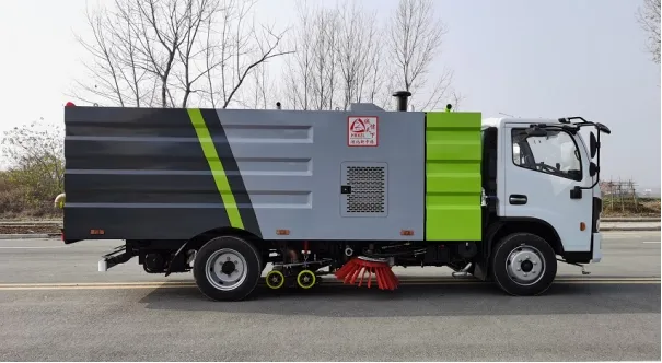 Road Sweeper Cleaning Truck with Water Tank 4X2 for City Street