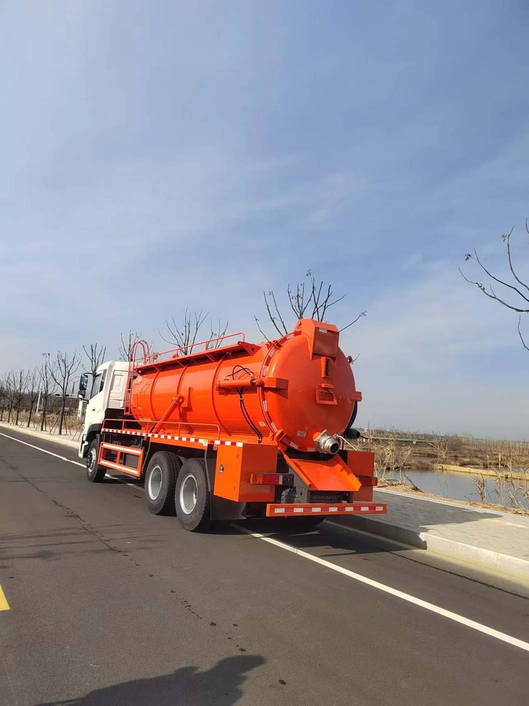 Dongfeng 13cbm Vacuum Sewer Vehicle - Built for Tough Conditions