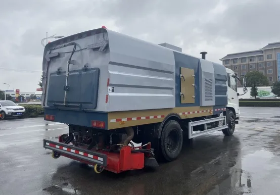 Dongfeng Tianjin Heavy-Duty Rear Vacuum Cleaner Truck for Deep Cleaning