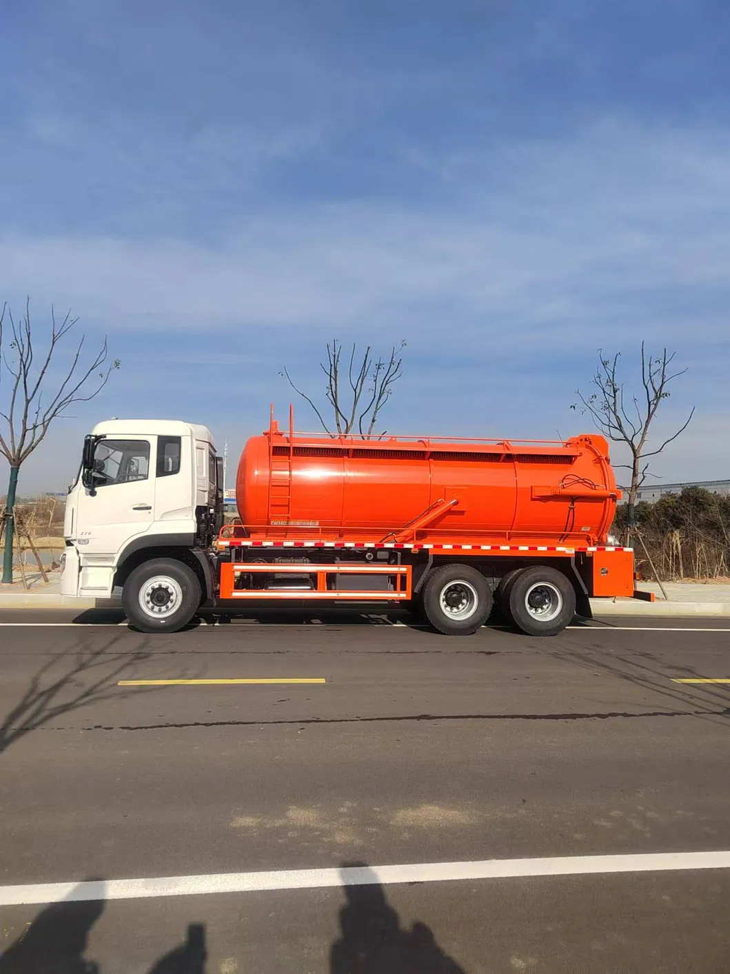 Robust Fecal Suction Sewage Truck with Advanced Vacuum Technology