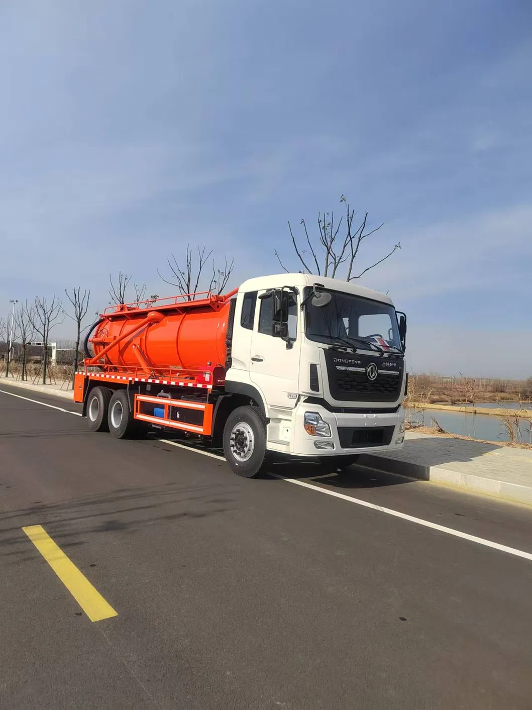 Durable Sewage Suction Truck 6X4 with Robust Performance Features