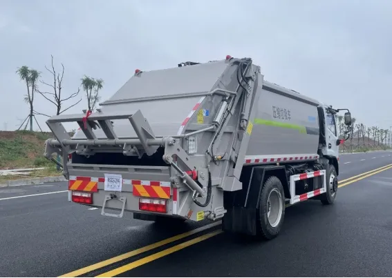 Compression Truck with Advanced Garbage Handling Features