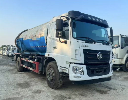 Durable Large Capacity Sewage Suction Truck for Commercial Use